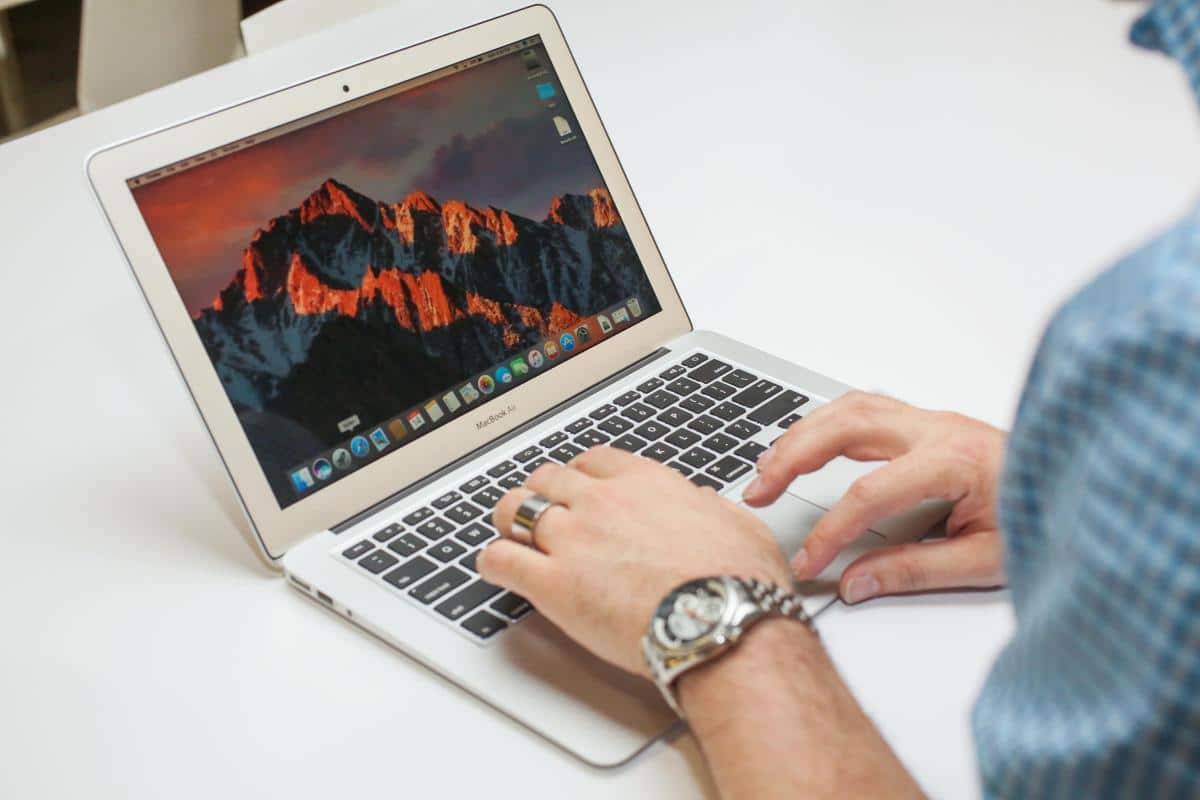 Những lưu ý khi sử dụng MacBook tránh hao pin và bảo vệ máy an toàn