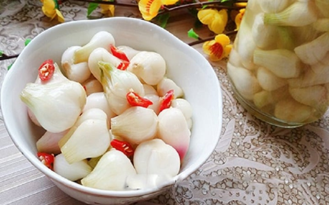 Lợi ích tuyệt vời của dưa hành muối và những nhóm người không nên ăn
